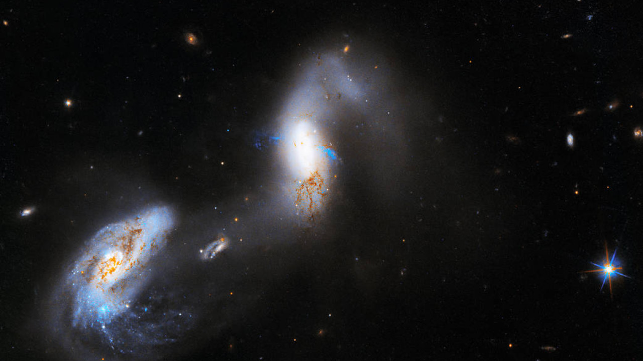 Εκπληκτική εικόνα από το Hubble: Πώς αλληλεπιδρούν δύο γαλαξίες