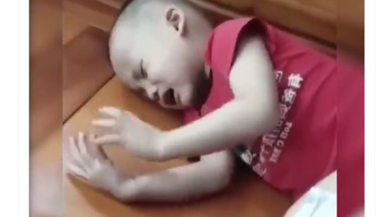 Νήπιο κοιμάται και «σκρολάρει» κλαίγοντας στον ύπνο του - Βίντεο που προβληματίζει