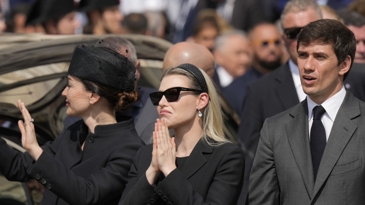Ιταλία: «Λύγισε» η Μπάρμπαρα Μπερλουσκόνι από τη στήριξη του κόσμου στην κηδεία του πατέρα της