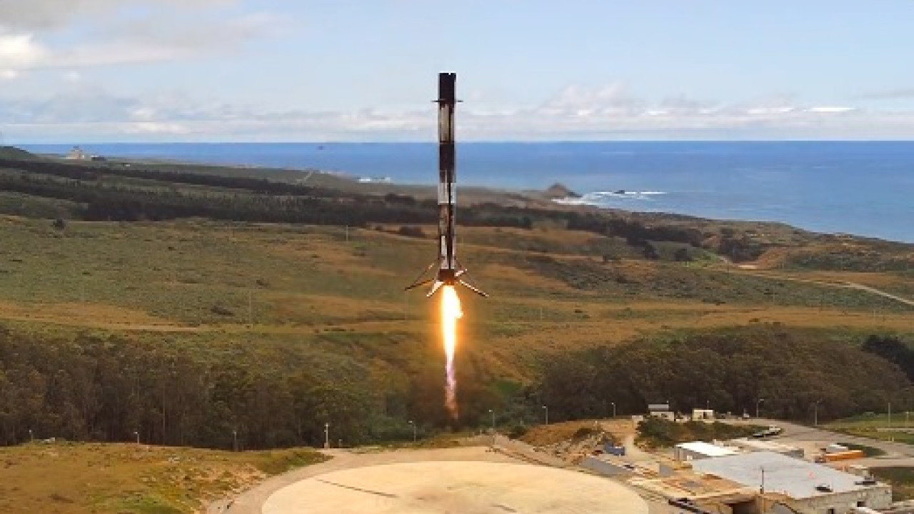 Σκηνή επιστημονικής φαντασίας: Δείτε τη μεγαλοπρεπή προσγείωση του πυραύλου Falcon 9 του Μασκ – Βίντεο