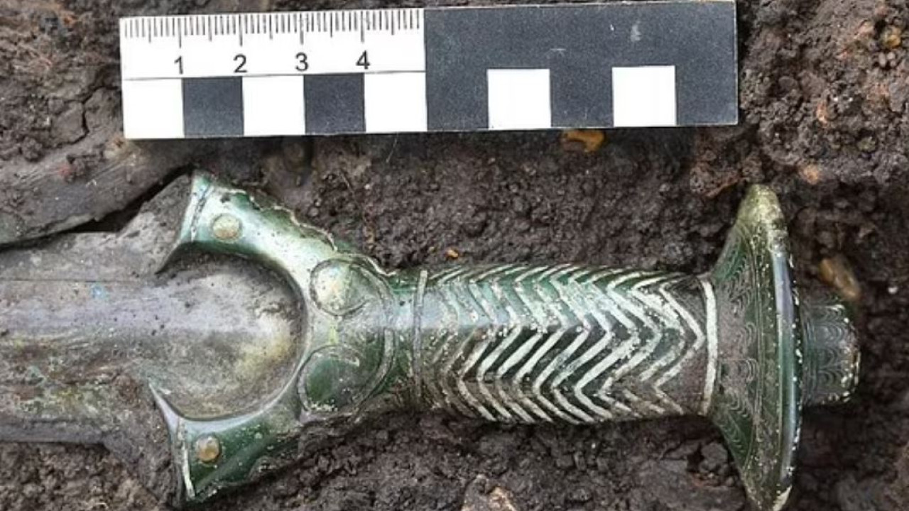 Απίστευτo εύρημα: Άψογα διατηρημένο σπαθί 3.000 ετών βρέθηκε σε αρχαίο τάφο στη Γερμανία- Δείτε εικόνες