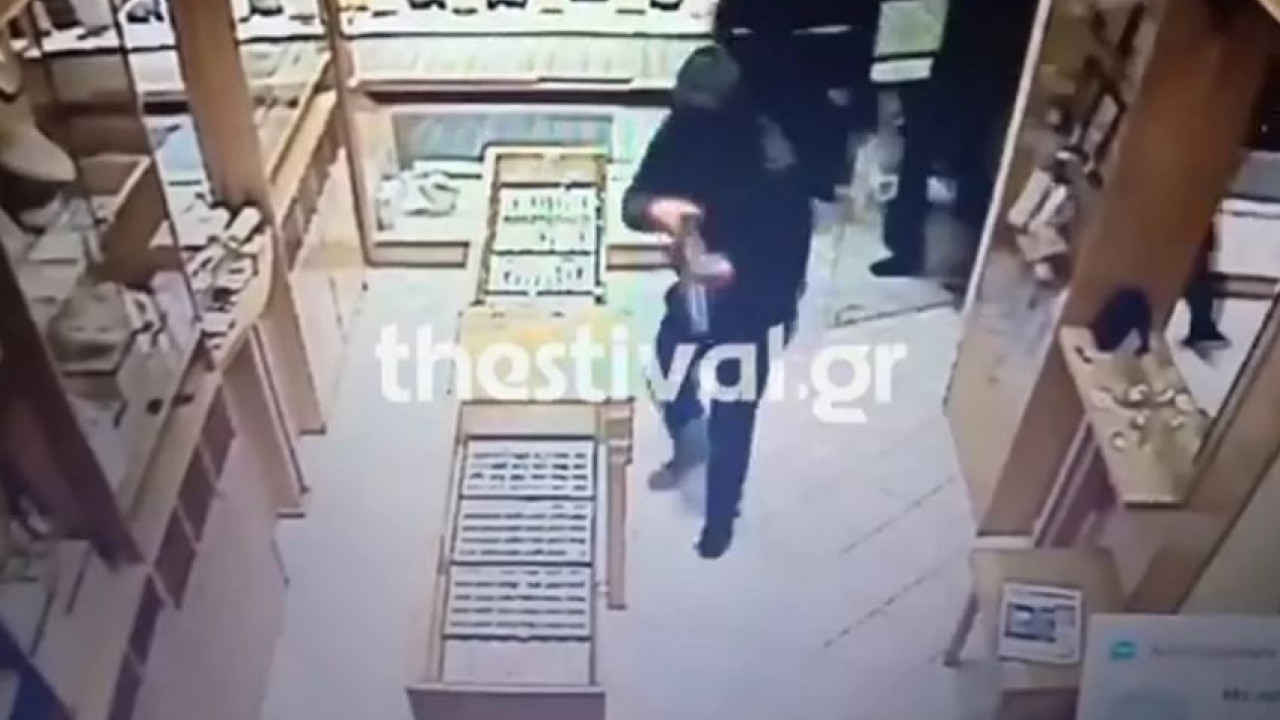 Σοκαριστικό βίντεο από ένοπλη ληστεία στην Περαία Θεσσαλονίκης - Μπούκαραν με δίκαννα σε κοσμητοπωλείο