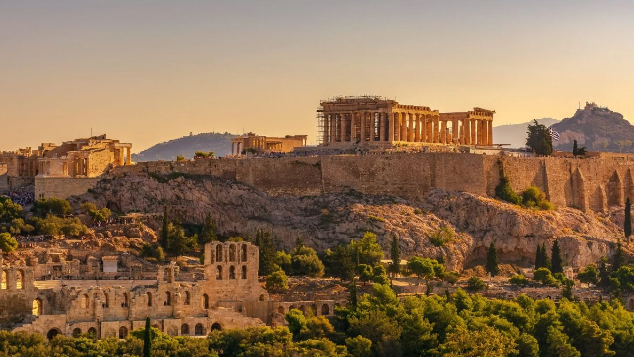 Η πρώτη έξοδος στις καλοκαιρινές ταράτσες της Αθήνας