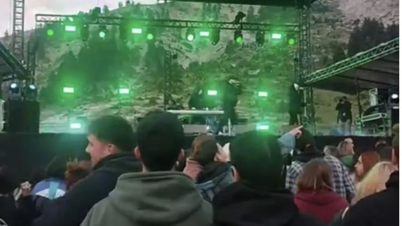 Helmos Mountain Festival: Το βουνό... ροκάρει - Χιλιάδες νέοι στο Φεστιβάλ που γίνεται στο χιονοδρομικό κέντρο Καλαβρύτων