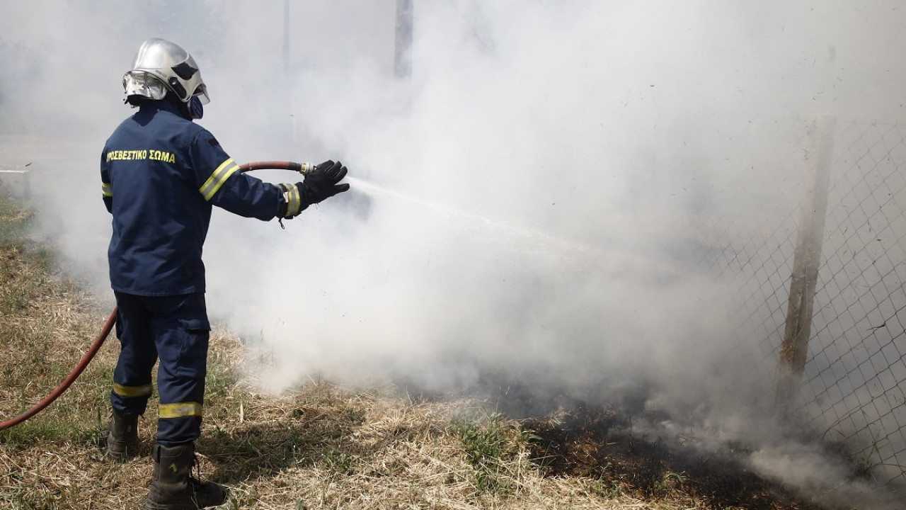 Πυρκαγιά σε χαμηλή βλάστηση στην Περιφερειακή Αιγάλεω - Και ελικόπτερο στη μάχη της κατάσβεσης (1/1)