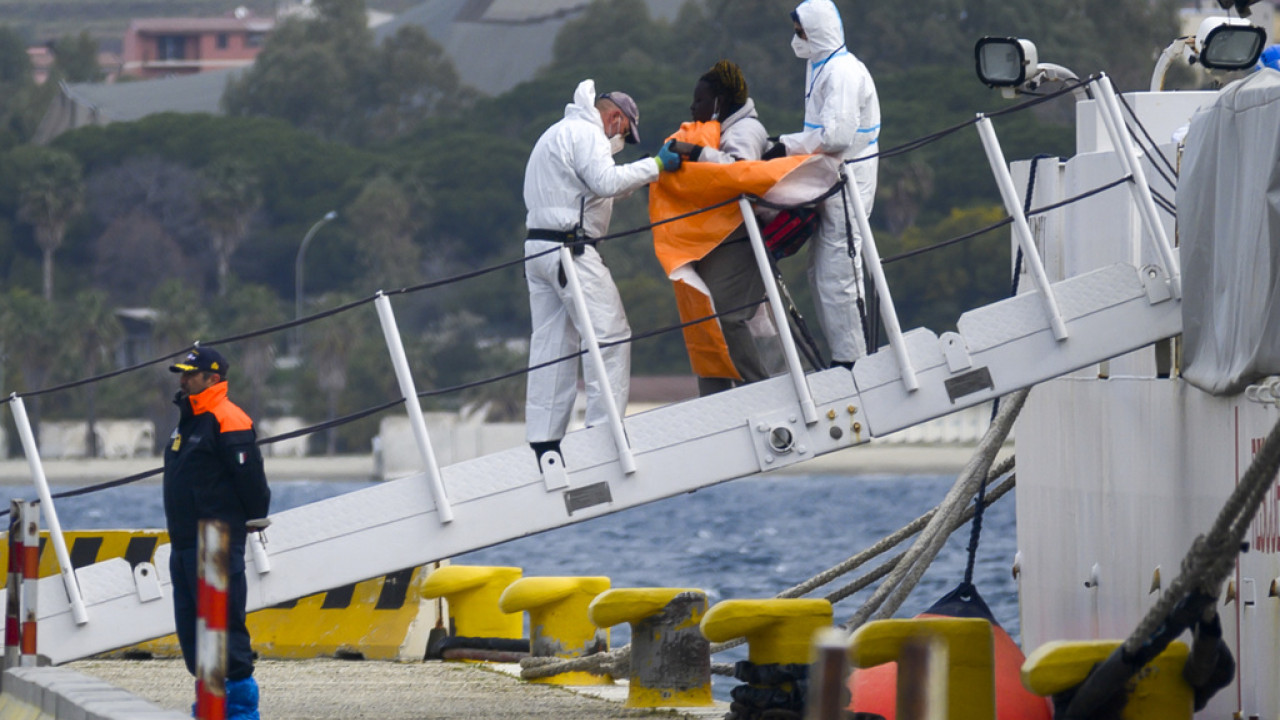Italia: neonato trovato morto su una barca di migranti al largo di Lampedusa