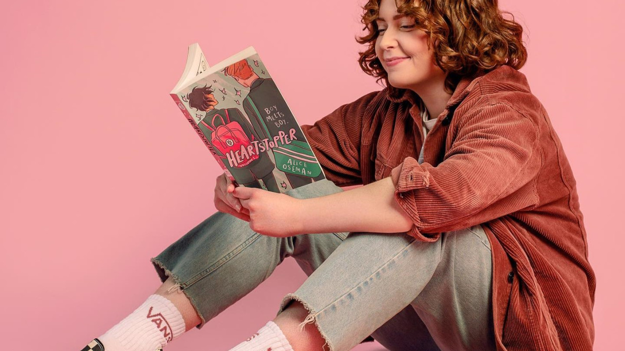 Η queer εφηβική λογοτεχνία στα καλύτερά της: 7 βιβλία για να γνωρίσετε την Alice Oseman