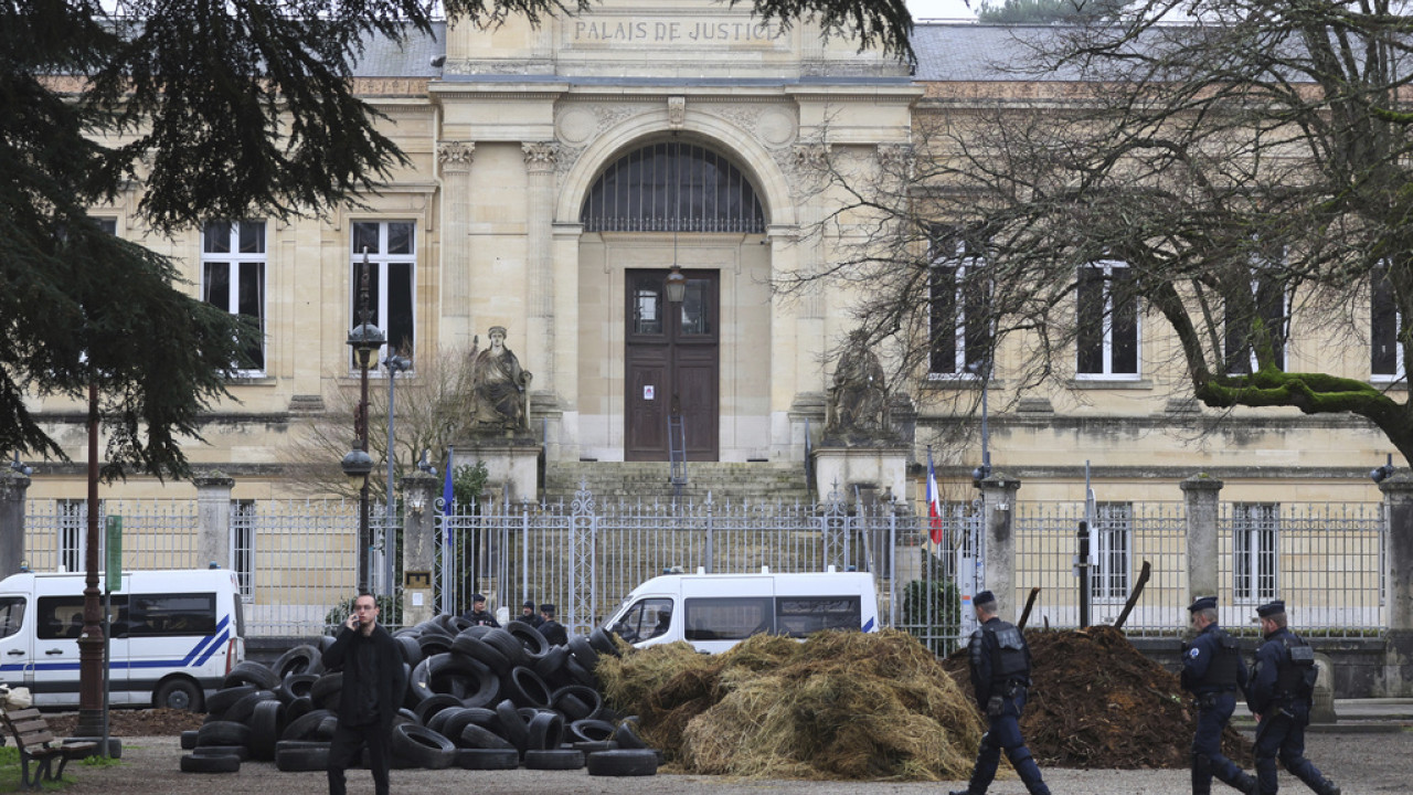 Συνελήφθησαν 18 αγρότες στη Γαλλία: Προσπάθησαν να αποκλείσουν την κεντρική αγορά τροφίμων στο Ρουνζίς