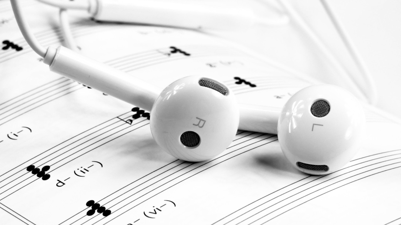 Νέα έρευνα: Η ενασχόληση με τη μουσική συνδέεται με καλύτερη υγεία του εγκεφάλου σε ηλικιωμένους