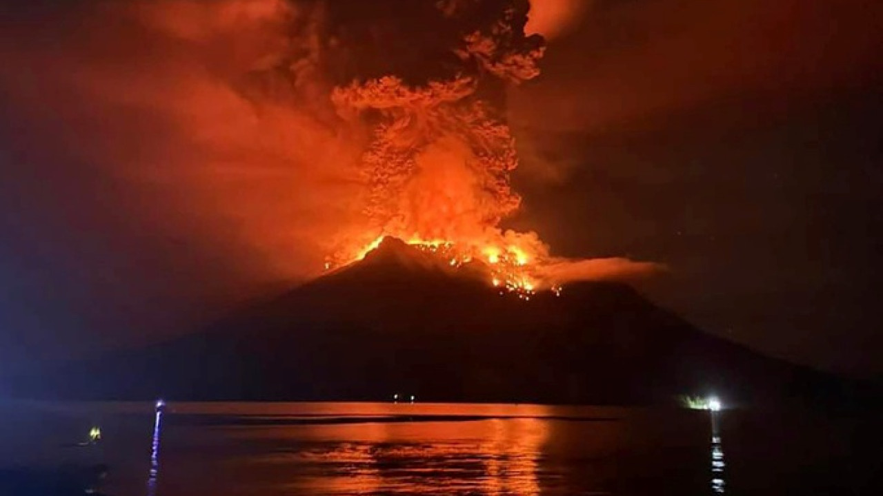 Ινδονησία: Προειδοποίηση για τσουνάμι μετά από την έκρηξη ηφαιστείου - Απομακρύνθηκαν χιλιάδες άνθρωποι