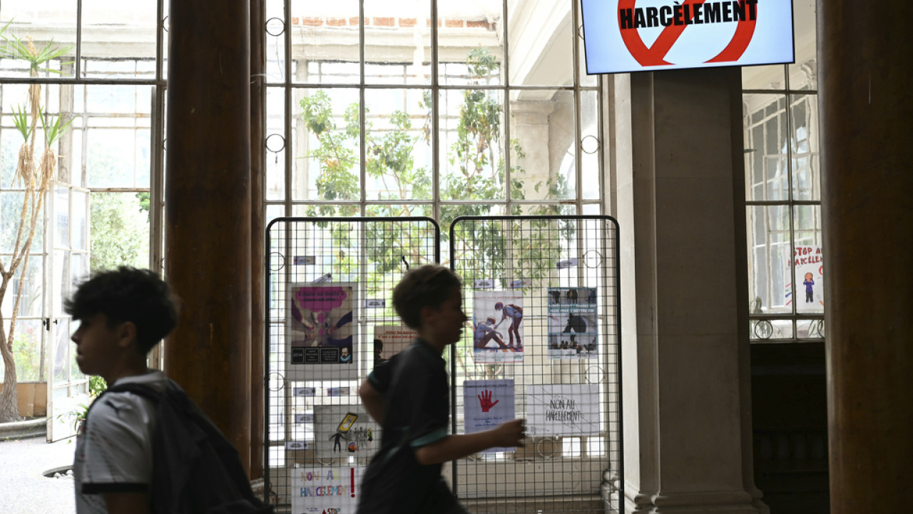 &Tau;&epsilon;&rho;ά&sigma;&tau;&iota;&omicron; &sigma;&kappa;ά&nu;&delta;&alpha;&lambda;&omicron; &sigma;&tau;&eta; &Gamma;&alpha;&lambda;&lambda;ί&alpha;: &Delta;&epsilon;&kappa;ά&delta;&epsilon;&sigmaf; &kappa;&alpha;&tau;&alpha;&gamma;&gamma;&epsilon;&lambda;ί&epsilon;&sigmaf; &gamma;&iota;&alpha; &beta;ί&alpha; &kappa;&alpha;&iota; &sigma;&epsilon;&xi;&omicron;&upsilon;&alpha;&lambda;&iota;&kappa;ή &kappa;&alpha;&kappa;&omicron;&pi;&omicron;ί&eta;&sigma;&eta; &pi;&alpha;&iota;&delta;&iota;ώ&nu; &sigma;&epsilon; &sigma;&chi;&omicron;&lambda;&epsilon;ί&alpha;