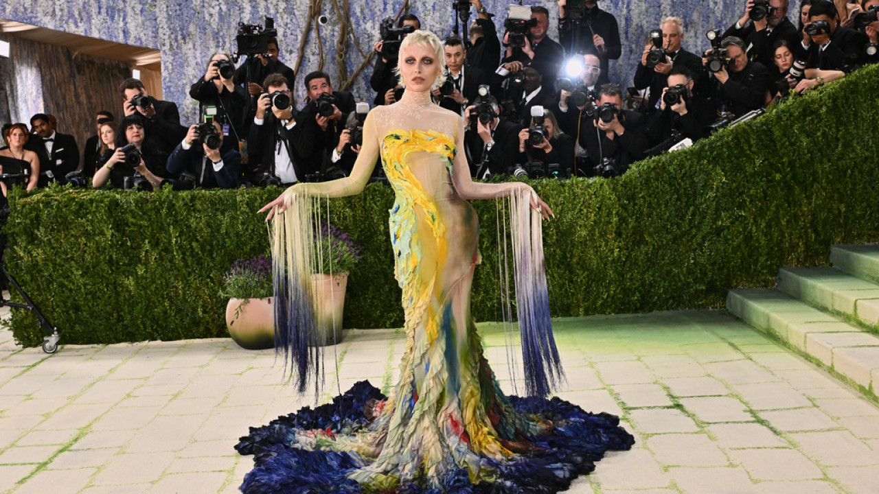Met Gala: &Tau;&omicron; &sigma;ώ&mu;&alpha; &gamma;ί&nu;&epsilon;&tau;&alpha;&iota; &laquo;&kappa;&alpha;&mu;&beta;ά&sigmaf;&raquo; &ndash; Ό&tau;&alpha;&nu; &eta; &mu;ό&delta;&alpha; &epsilon;&mu;&pi;&nu;έ&epsilon;&tau;&alpha;&iota; &alpha;&pi;ό &tau;&eta;&nu; &tau;έ&chi;&nu;&eta; &ndash; &Tau;&alpha; &pi;ή&gamma;&alpha;&nu; &kappa;&alpha;&lambda;ά &omicron;&iota; &delta;&iota;ά&sigma;&eta;&mu;&omicron;&iota;;