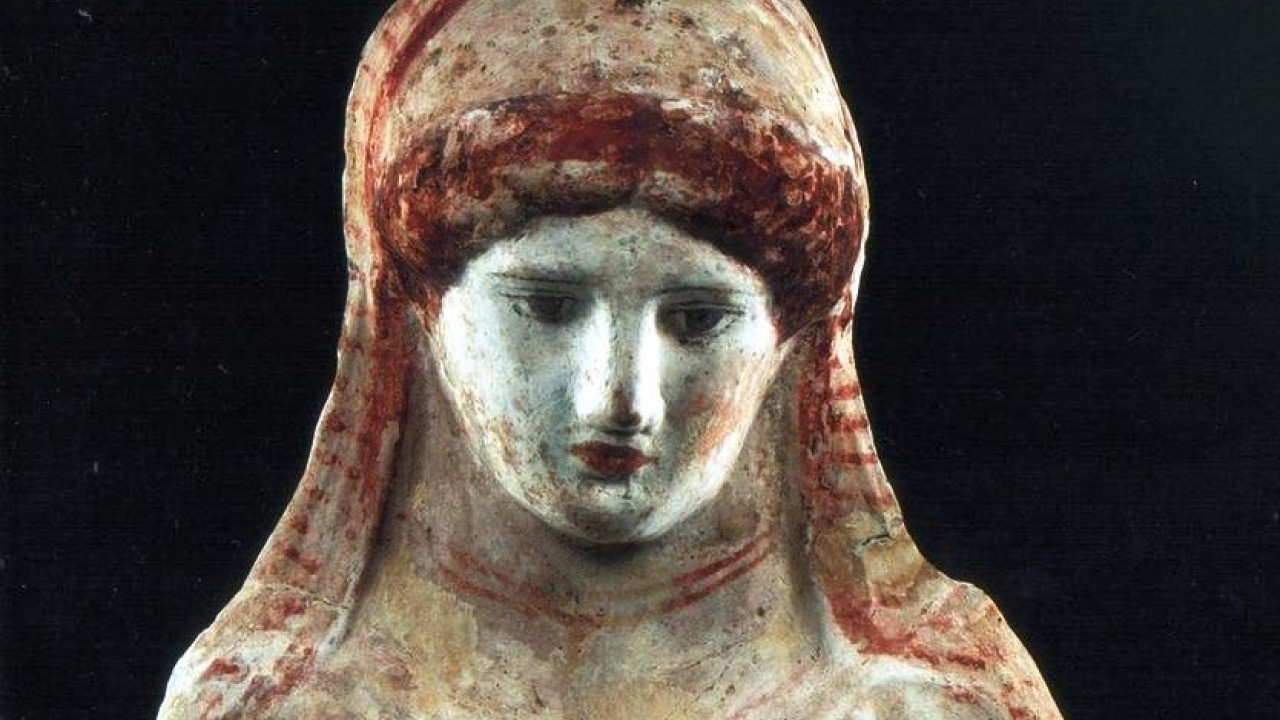 Η εντυπωσιακή γυναικεία προτομή που βρέθηκε σε ταφικό μνημείο στην Αμφίπολη