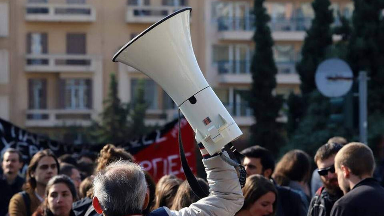 &Alpha;&pi;&epsilon;&rho;&gamma;ί&alpha; &tau;&eta;&sigmaf; &Alpha;&Delta;&Epsilon;&Delta;&Upsilon; &sigma;&tau;&iota;&sigmaf; 13 &Mu;&alpha;ΐ&omicron;&upsilon;: &laquo;&Kappa;&lambda;&epsilon;&iota;&sigma;&tau;έ&sigmaf; &omicron;&iota; &delta;&eta;&mu;ό&sigma;&iota;&epsilon;&sigmaf; &upsilon;&pi;&eta;&rho;&epsilon;&sigma;ί&epsilon;&sigmaf; - &Kappa;&alpha;&nu;&omicron;&nu;&iota;&kappa;ά &tau;&alpha; &Mu;&Mu;&Mu;&raquo;