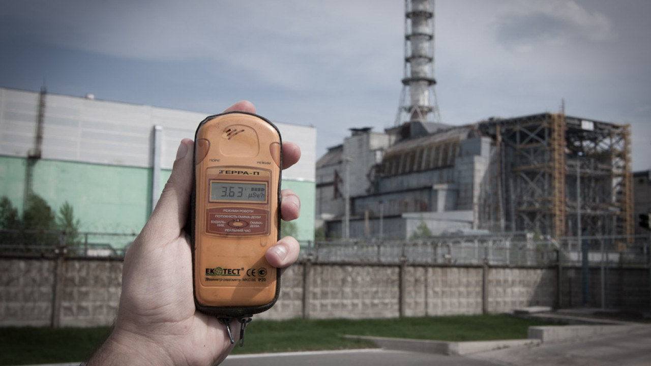 Радиация в чернобыле 2024. Дозиметр радиации Чернобыль. Чернобыль радиация. Облучение радиацией Чернобыль. Радиоактивные люди Чернобыль.