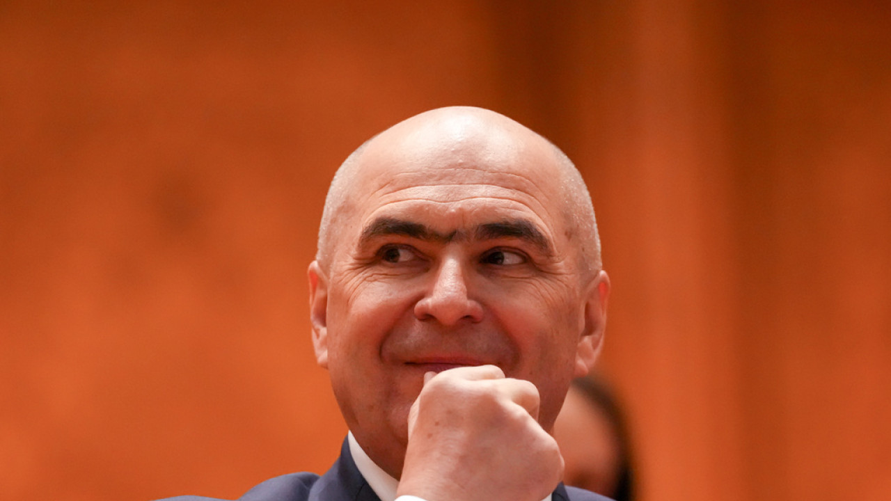 &Rho;&omicron;&upsilon;&mu;&alpha;&nu;ί&alpha;: &Kappa;&alpha;&tau;έ&rho;&rho;&epsilon;&upsilon;&sigma;&epsilon; &eta; &kappa;&upsilon;&beta;έ&rho;&nu;&eta;&sigma;&eta; &tau;&omicron;&upsilon; &Mu;&pi;&omicron;&lambda;&omicron;&zeta;ά&nu; ύ&sigma;&tau;&epsilon;&rho;&alpha; &alpha;&pi;ό &psi;&eta;&phi;&omicron;&phi;&omicron;&rho;ί&alpha; &epsilon;&pi;ί &pi;&rho;&omicron;&tau;ά&sigma;&epsilon;&omega;&sigmaf; &delta;&upsilon;&sigma;&pi;&iota;&sigma;&tau;ί&alpha;&sigmaf;