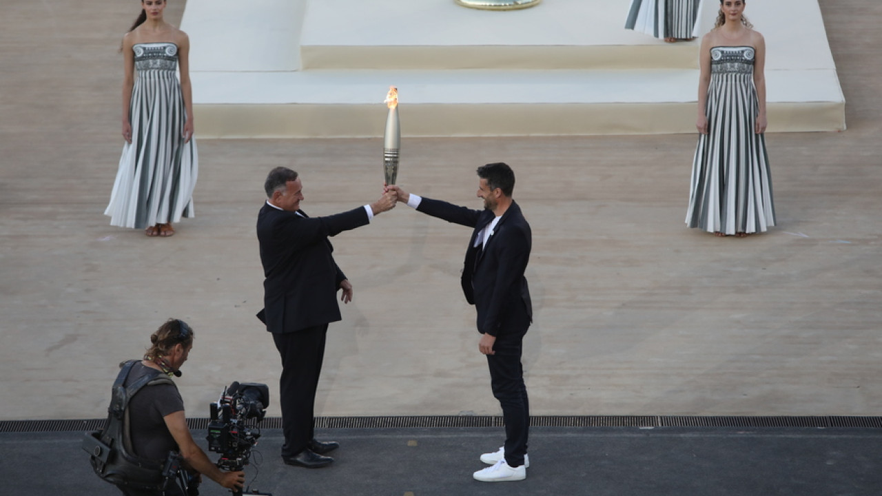 «Παγκόσμιο μήνυμα γύρω από τις αξίες της ειρήνης»: Τα γαλλικά ΜΜΕ για την παράδοση της Ολυμπιακής φλόγας στο Παρίσι (1/1)