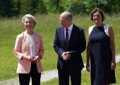 Ο Όλαφ Σολτς με την Ούρσουλα Φον Ντερ Λάιεν στην G7