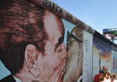 Το γκράφιτι στο Τείχος του Βερολίνου 