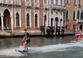 Βενετία: Πρόστιμα στους τουρίστες που έκαναν σερφ στο Μεγάλο Κανάλι
