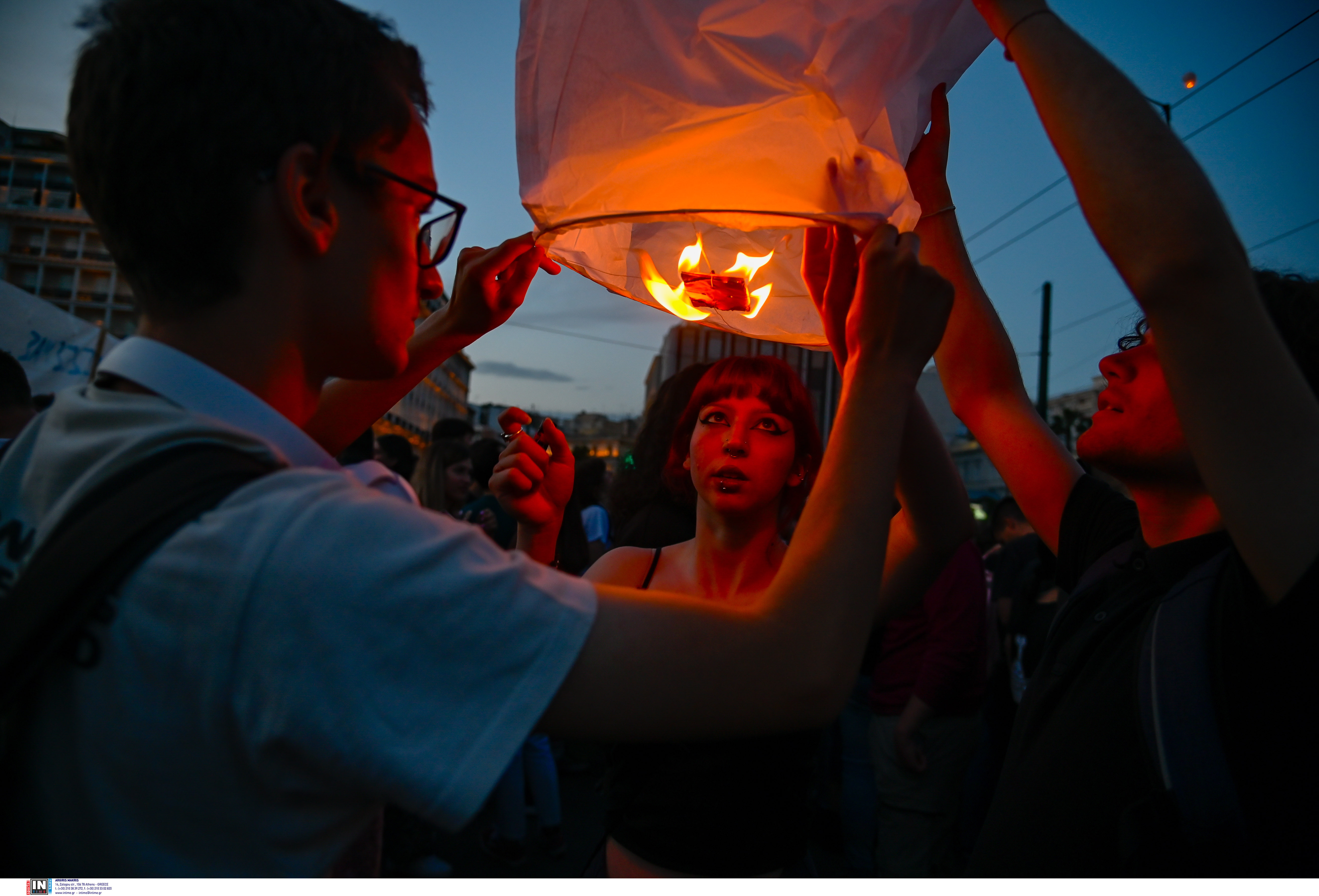 Φανάρια στο Σύνταγμα για το πολύνεκρο ναυάγιο στην Πύλο