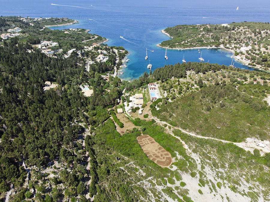 Ένα γιγαντιαίο ανθρώπινο αποτύπωμα εμφανίστηκε στους Παξούς
