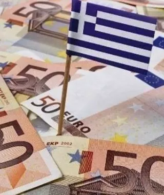 Χαρτονομίσματα του ευρώ και ελληνική σημαία 