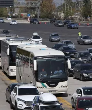 Έξοδος Δεκαπενταύγουστου: Πάνω από 60.000 αυτοκίνητα έφυγαν από Αθήνα - Έκτακτα μέτρα Τροχαίας