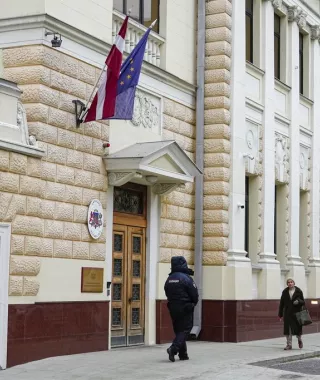 Η Μόσχα απελαύνει δύο Λετονούς διπλωμάτες σε αντίποινα για την απέλαση εργαζόμενου της ρωσικής πρεσβείας