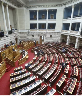 Στη Βουλή η τροπολογία για χειρουργικές πράξεις σε δημόσια νοσοκομεία από ιδιώτες ιατρούς