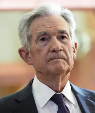 «Βραβείο Θάρρους» στον πρώην πρόεδρο της Fed, Τζερόμ Πάουελ, που ύψωσε ανάστημα στον Τραμπ