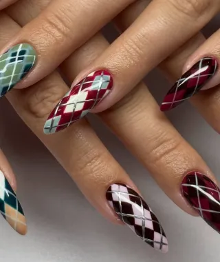 Argyle nails: Mani με ρόμβους σαν τα αγαπημένα μας πουλόβερ και ποια celebrity το έκανε πρώτη πρώτη