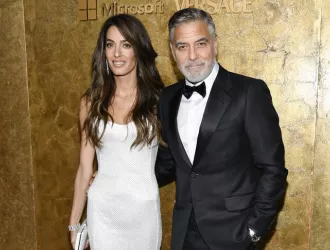 Amal και George Clooney: Εντυπωσίασαν με την εμφάνισή τους σε φιλανθρωπική εκδήλωση στη Νέα Υόρκη