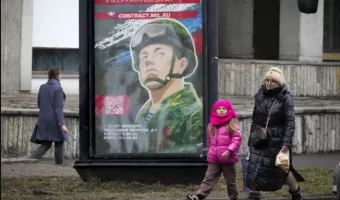 Nέα ρωσική εκστρατεία προσπαθεί να δελεάσει τους άνδρες να πολεμήσουν στην Ουκρανία