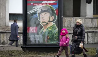 Ρωσία: «Μπαμπά, είσαι ο ήρωάς μου» γράφει η 13χρονη Μαρία στον πατέρα της που καταδικάστηκε για «δυσφήμηση του στρατού»