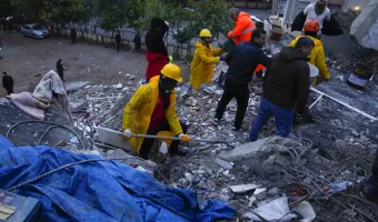 Σεισμός στην Τουρκία: Ρώσοι και Ουκρανοί στην Αττάλεια συνδράμουν μαζί θύματα