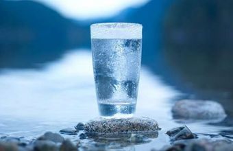 Νερό! Πόσο πρέπει να πίνετε καθημερινά;