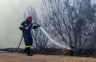 Φωτιά στον Ασπρόπυργο - Διεκόπη η κυκλοφορία στην περιφερειακή Αιγάλεω