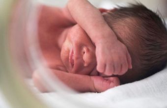 Θεσσαλονίκη: Bρέθηκε μωρό σε είσοδο πολυκατοικίας 