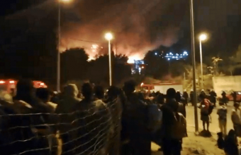 Εικόνες εμπόλεμης ζώνης στο ΚΥΤ Σάμου: Πυρκαγιά και άγριες συγκρούσεις ( video)