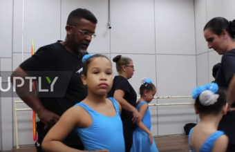 Βραζιλία:Μπαμπάς καταρρίπτει τα στερεότυπα χορεύοντας μπαλέτο με τις αυτιστικές κόρες του