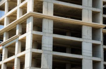 «Εμφραγμα» στην οικοδομή λόγω αναστολής του ΦΠΑ 24%