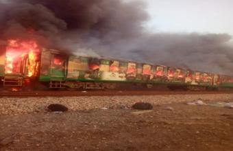 Πακιστάν: Τουλάχιστον 10 νεκροί από φωτιά σε τρένο