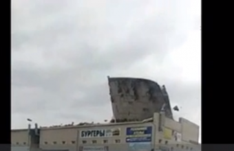 Συγκλονιστικό βίντεο: Άνεμος ξηλώνει οροφή εμπορικού κέντρου στην Ρωσία 