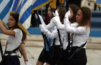 Βάσει βαθμολογίας αντί κλήρωσης οι σημαιοφόροι στα δημοτικά σχολεία