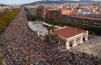 Βαρκελώνη: Χιλιάδες διαδηλώνουν κατά της καταδίκης των αυτονομιστών ηγετών 