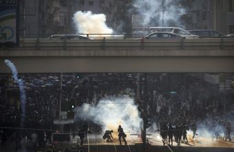 Η αστυνομία του Χονγκ Κονγκ έριξε δακρυγόνα για να διαλύσει συγκέντρωση χιλιάδων διαδηλωτών