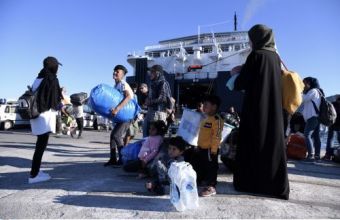 Στο λιμάνι του Πειραιά 33 μετανάστες και πρόσφυγες από Μυτιλήνη και Χίο