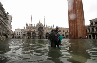 Σαρώνει την Ιταλία η κακοκαιρία - Κάτω από το νερό η Βενετία