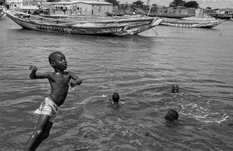 Σενεγάλη: Η εισβολή του Ατλαντικού και τα χαμογελαστά παιδιά που μας διδάσκουν -Δείτε φωτογραφίες